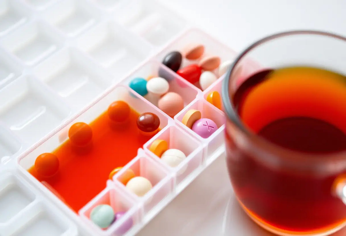 Organisateur de médicaments rempli de comprimés colorés