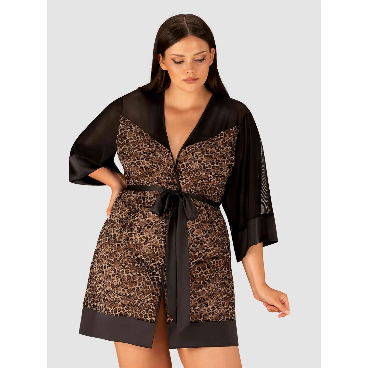 Peignoir Allunes noir avec motifs animaux, coupe sensuelle, ceinture nouée, manches mi-longues, design élégant.