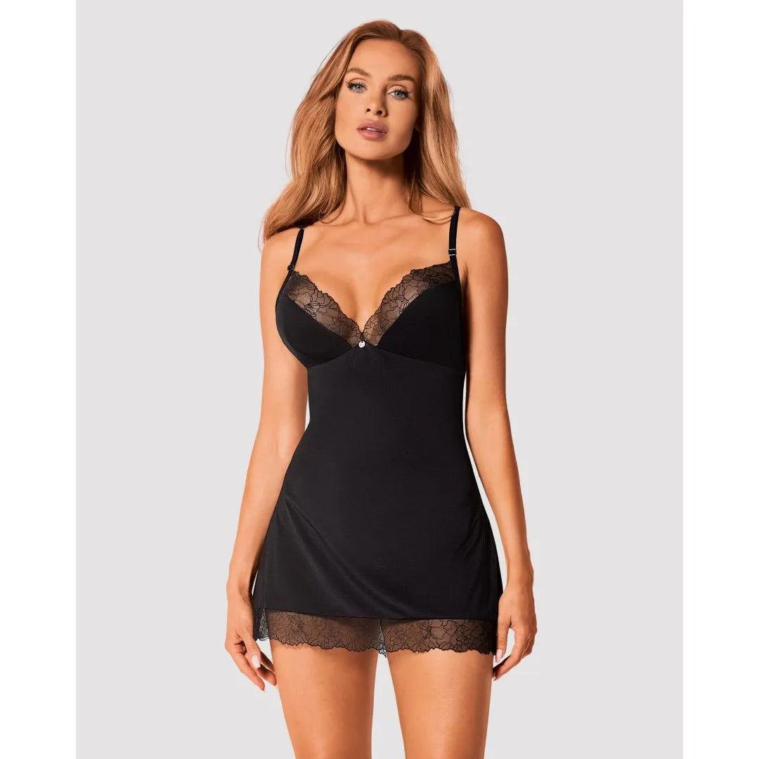Nuisette noire Bella Rou avec broderie florale, bretelles croisées et pendentif argenté, string assorti inclus.