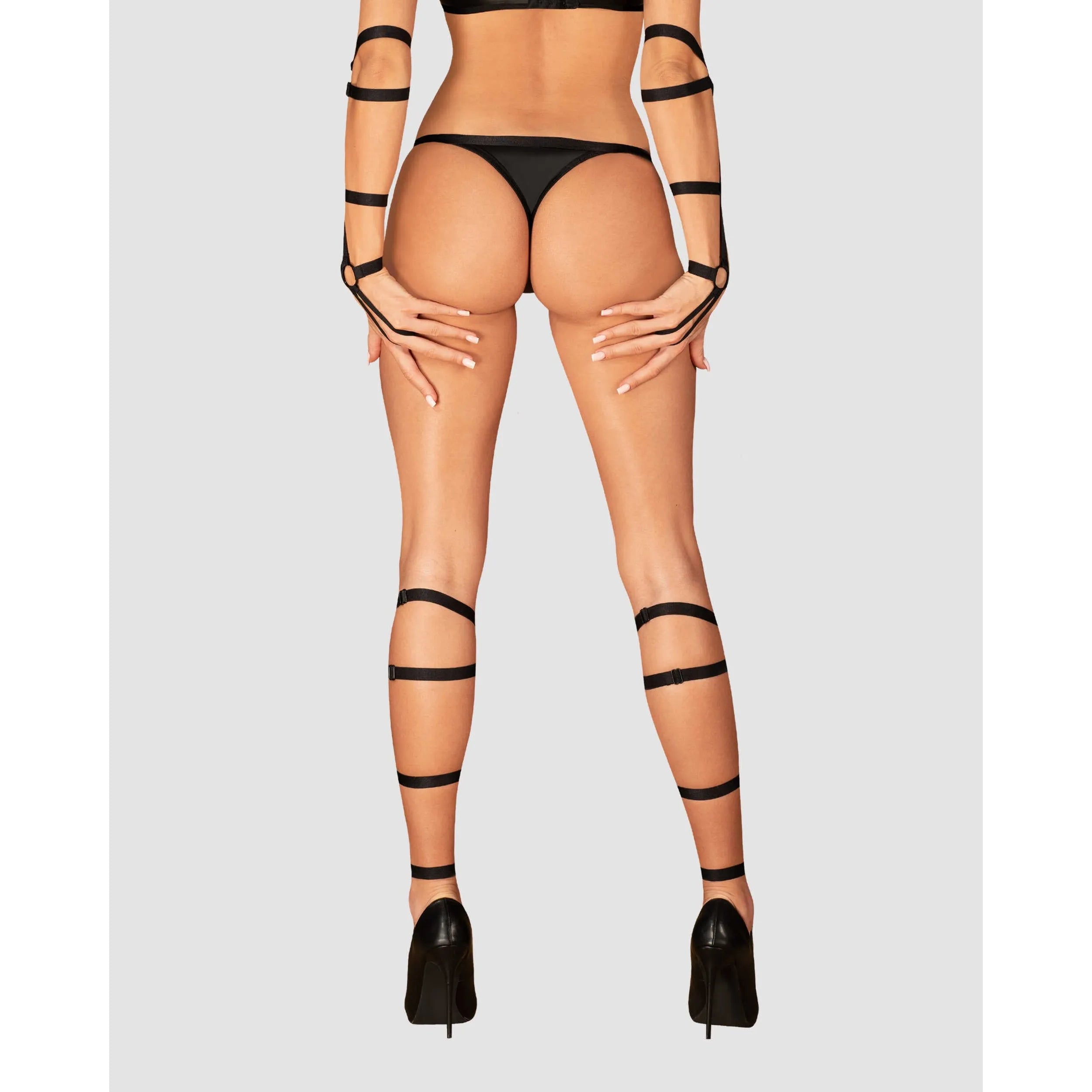 Harnais de jambe noir Armares, design séduisant avec lanières ajustables et connecteurs métalliques, accentue les jambes.