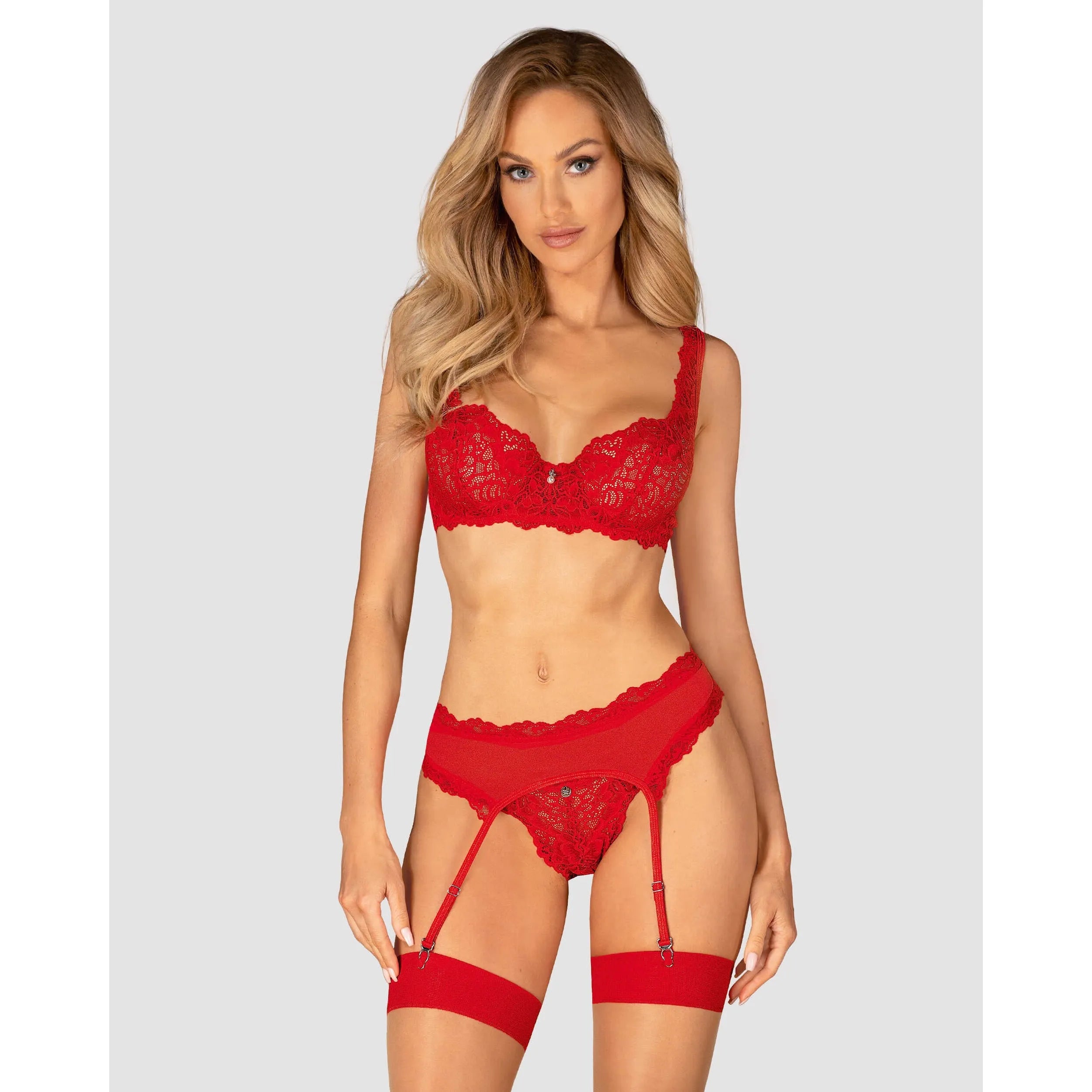 Ensemble lingerie rouge 3 pièces avec soutien-gorge, porte-jarretelles et string, dentelle fine, bretelles réglables.