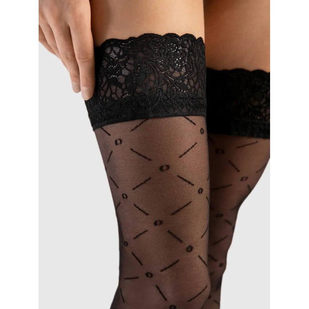 Bas noirs Enchanté 20 den avec dentelle florale et motifs géométriques, composition 90% polyamide, 10% élasthanne.