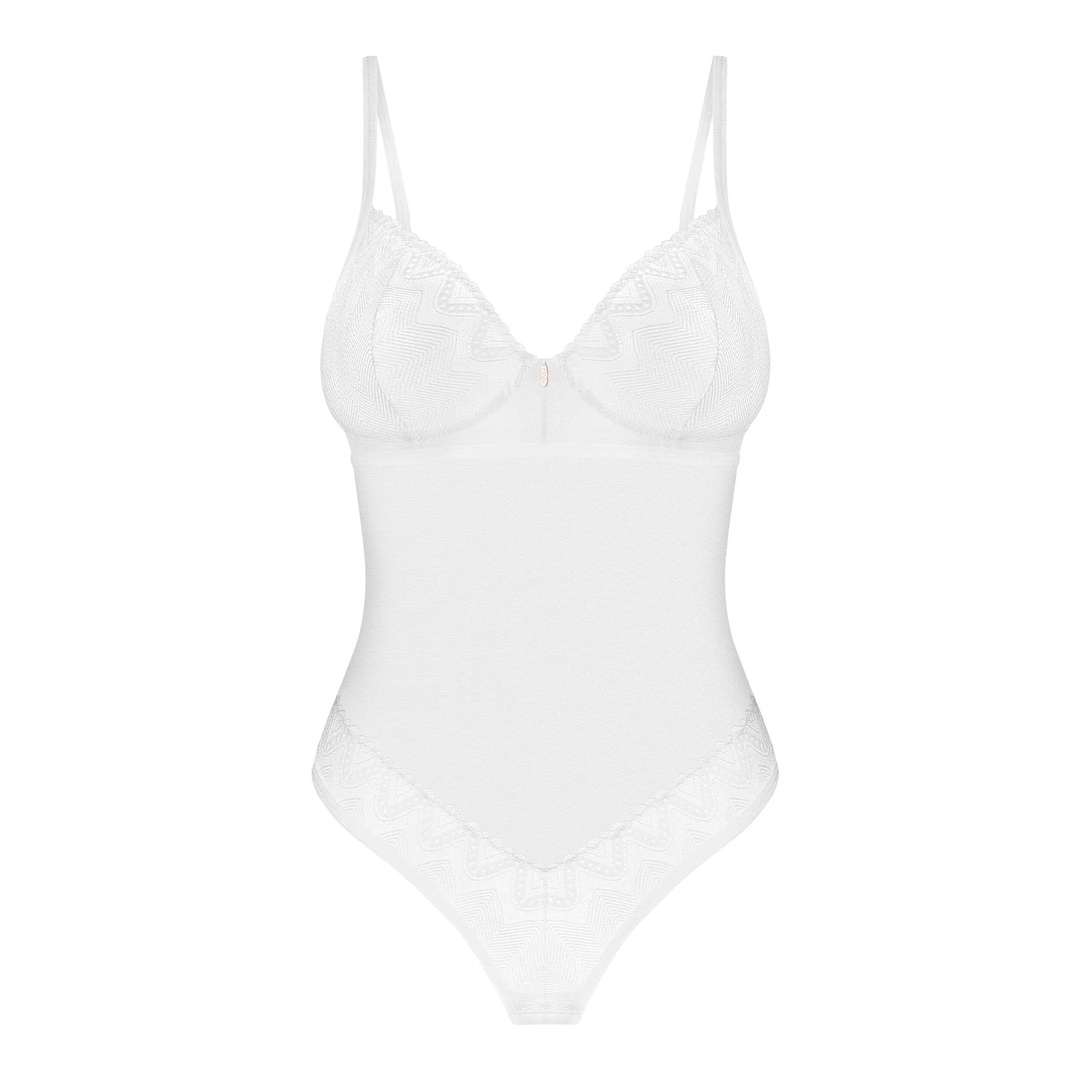 Body blanc Alissium avec bonnets à armatures, pendentif or rose, détails géométriques raffinés, style élégant et sexy.