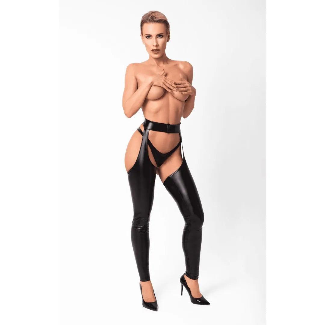 Chaps taille haute brillantes, design provocant, soirée, silhouette élancée, audace, confiance, courbes célébrées
