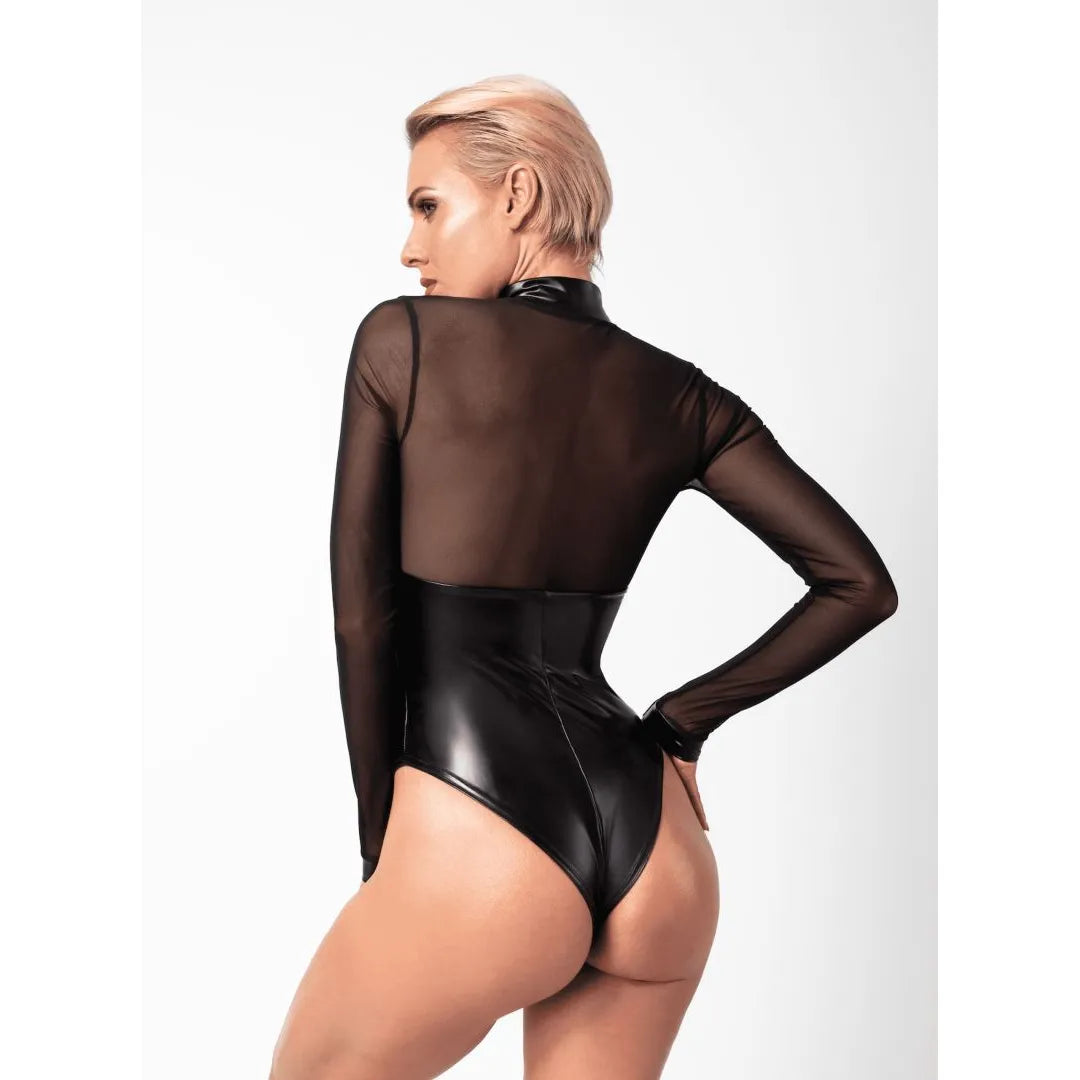 Body moulant noir transparent en tulle avec anneaux métalliques, manches longues, design séduisant et élégant.