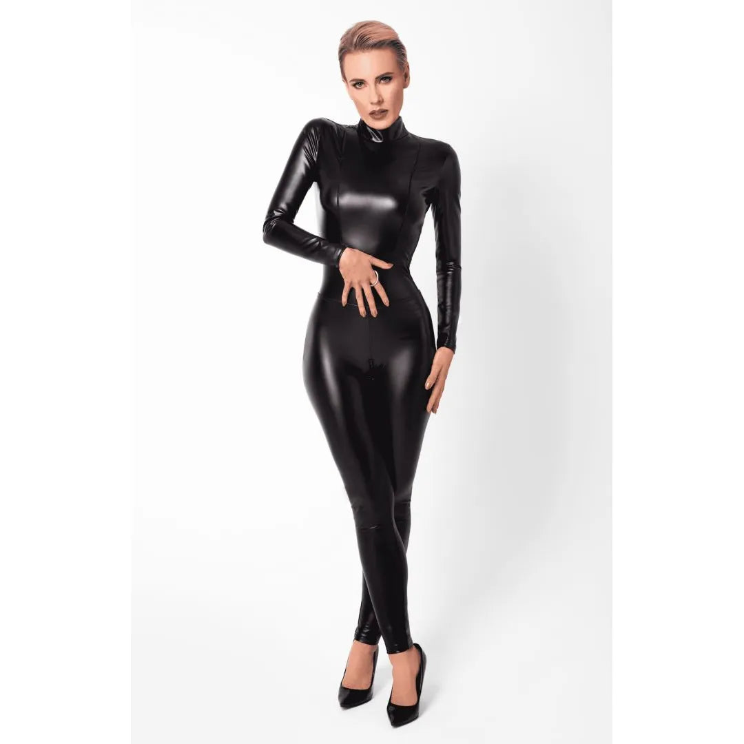 Combinaison moulante noire Powerwetlook avec fermetures éclair et anneau métallique, style audacieux et élégant.