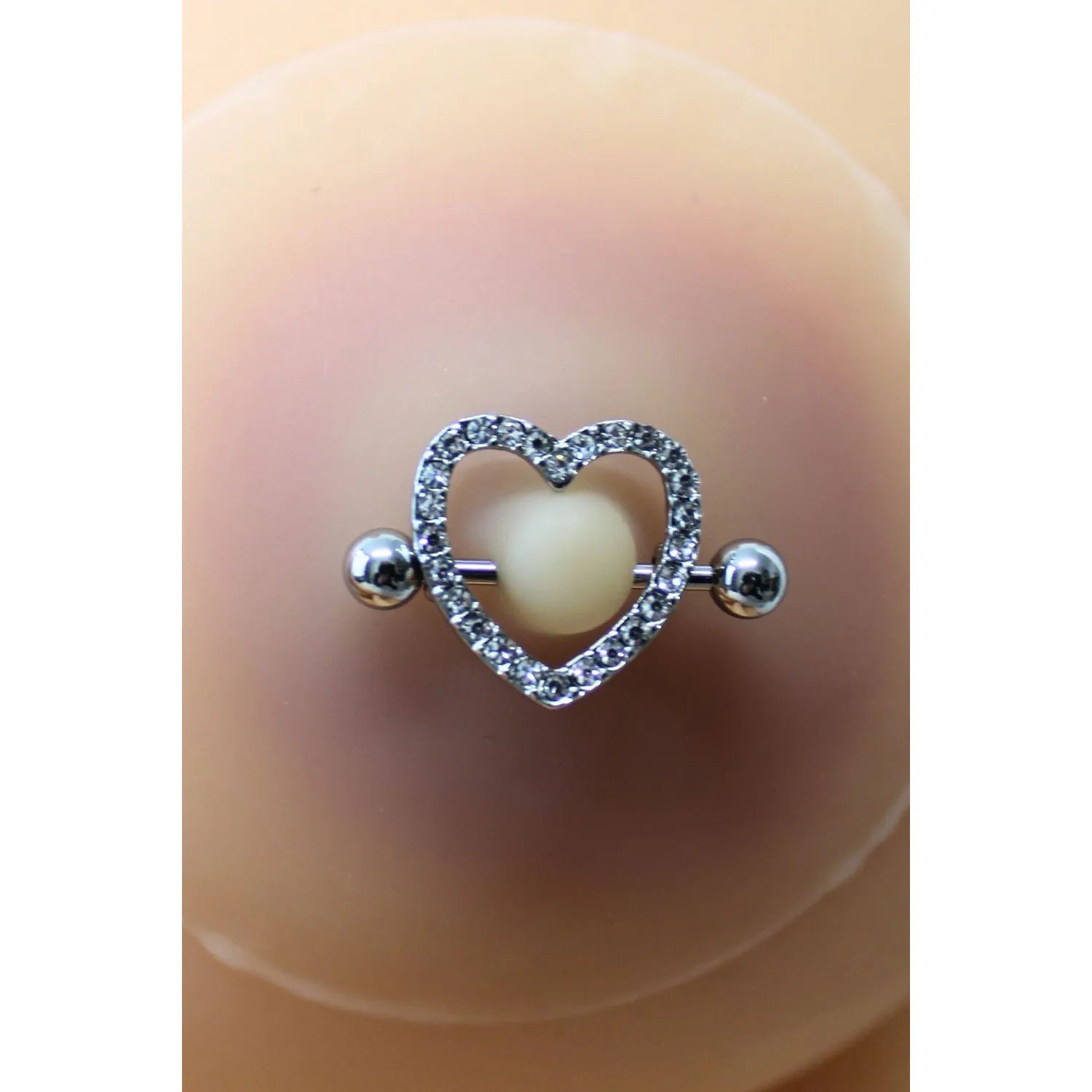Cache-tétons adhésif silicone peau claire avec piercing cœur faux diamant, élégant et réutilisable.