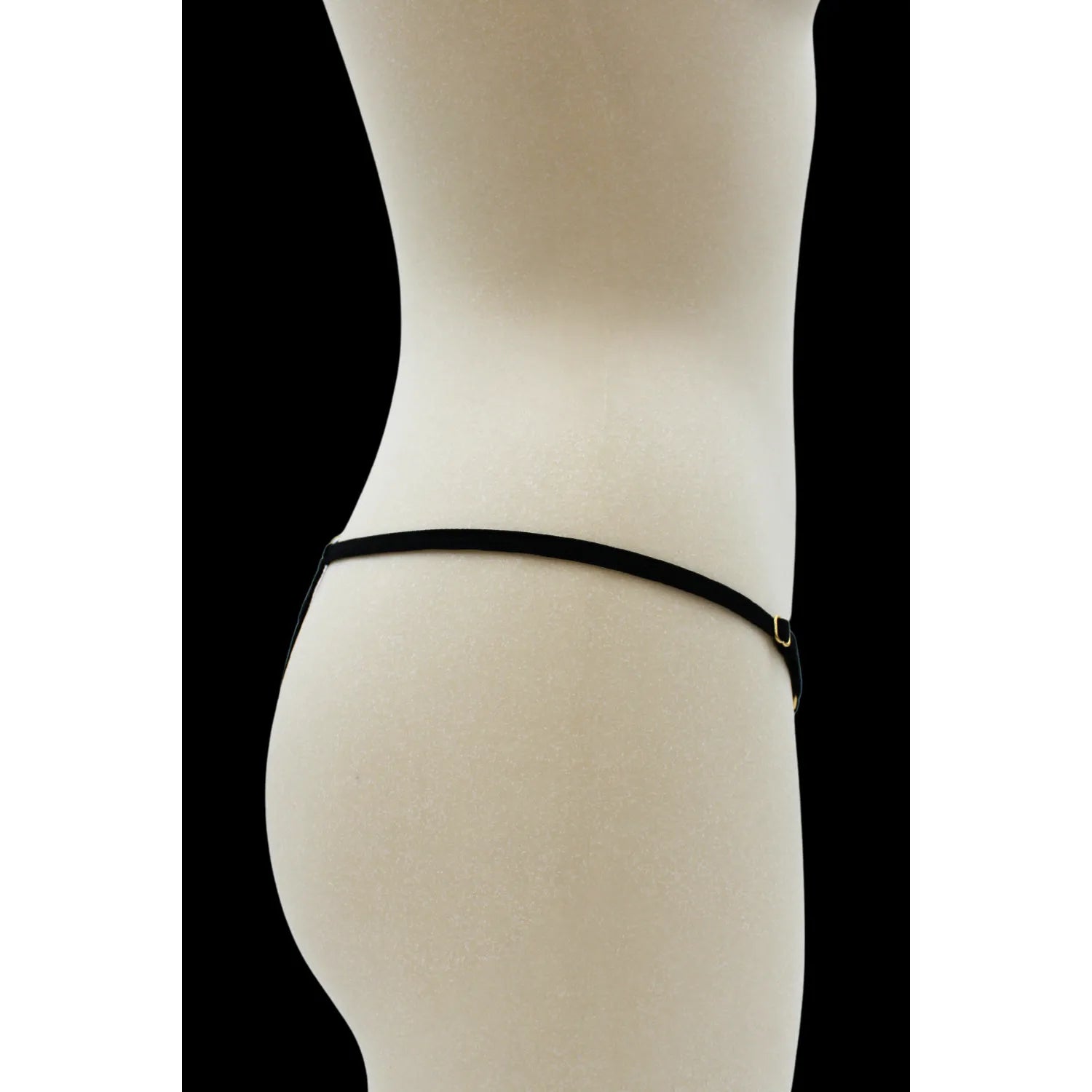String noir en dentelle avec bijou et chaîne dorée - PM06G-BBLK
