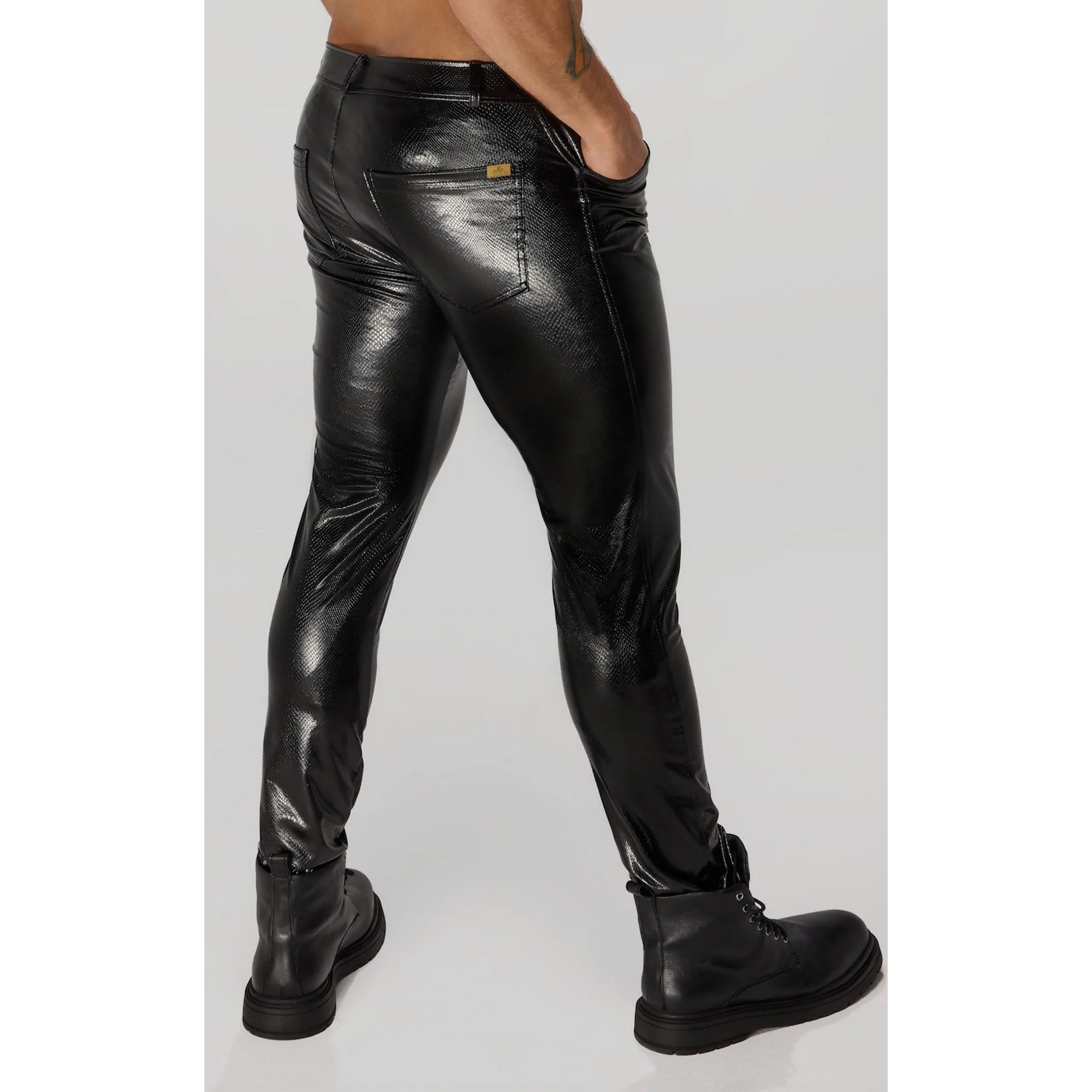 H067 Pantalon long en wetlook serpent avec poches arrière