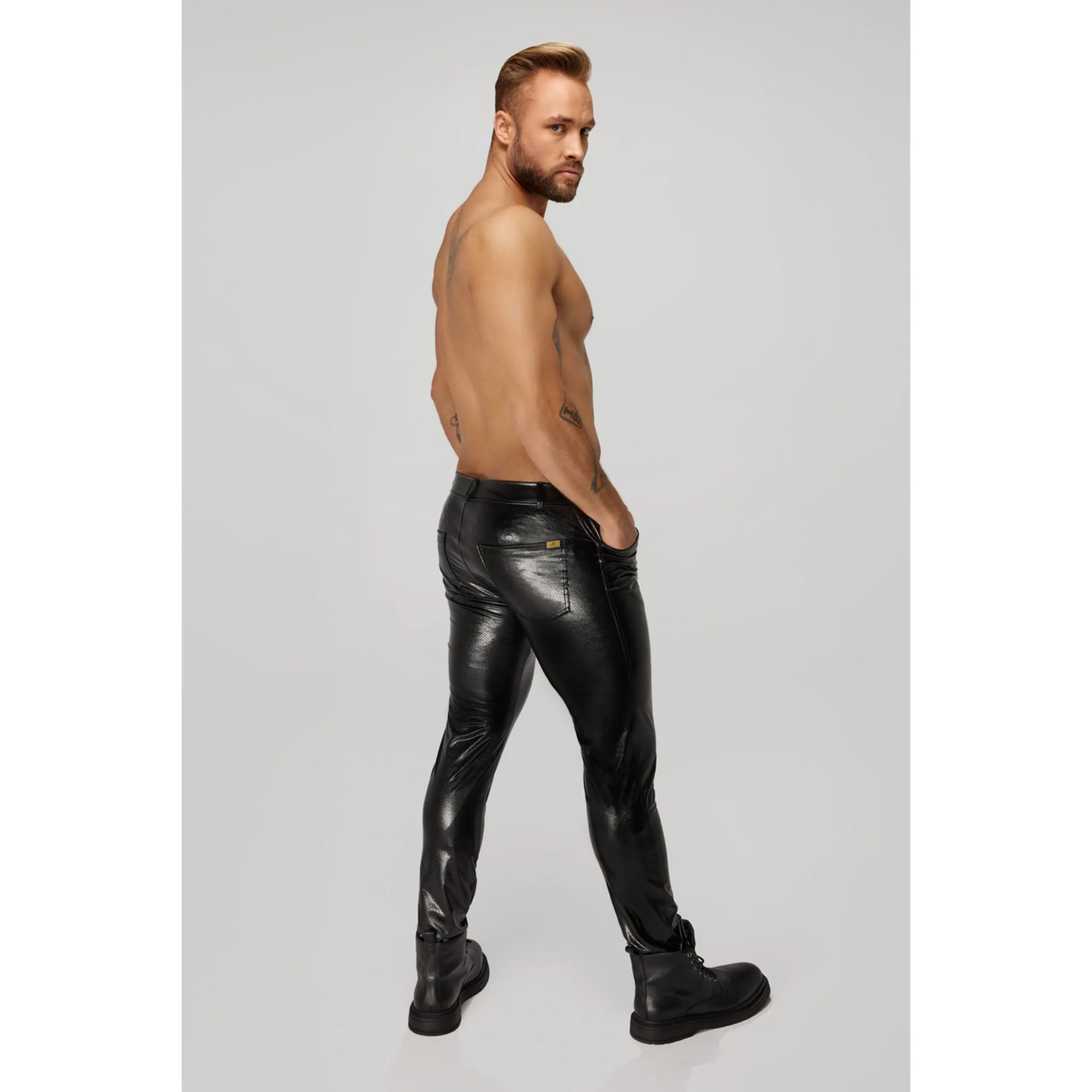 H067 Pantalon long en wetlook serpent avec poches arrière