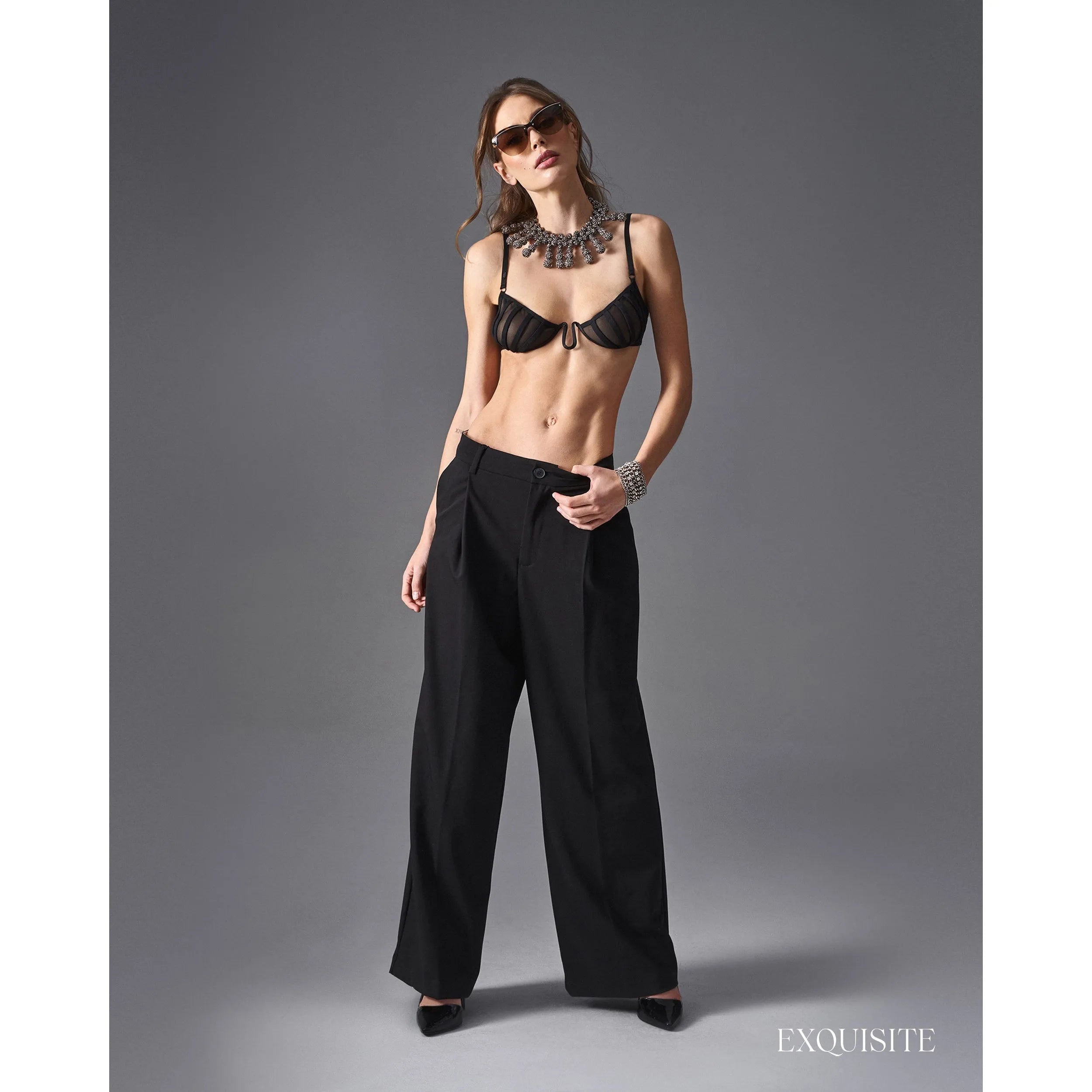Demi-soutien-gorge noir Aurorium avec armature artistique, filet transparent et coutures géométriques, bretelles réglables.