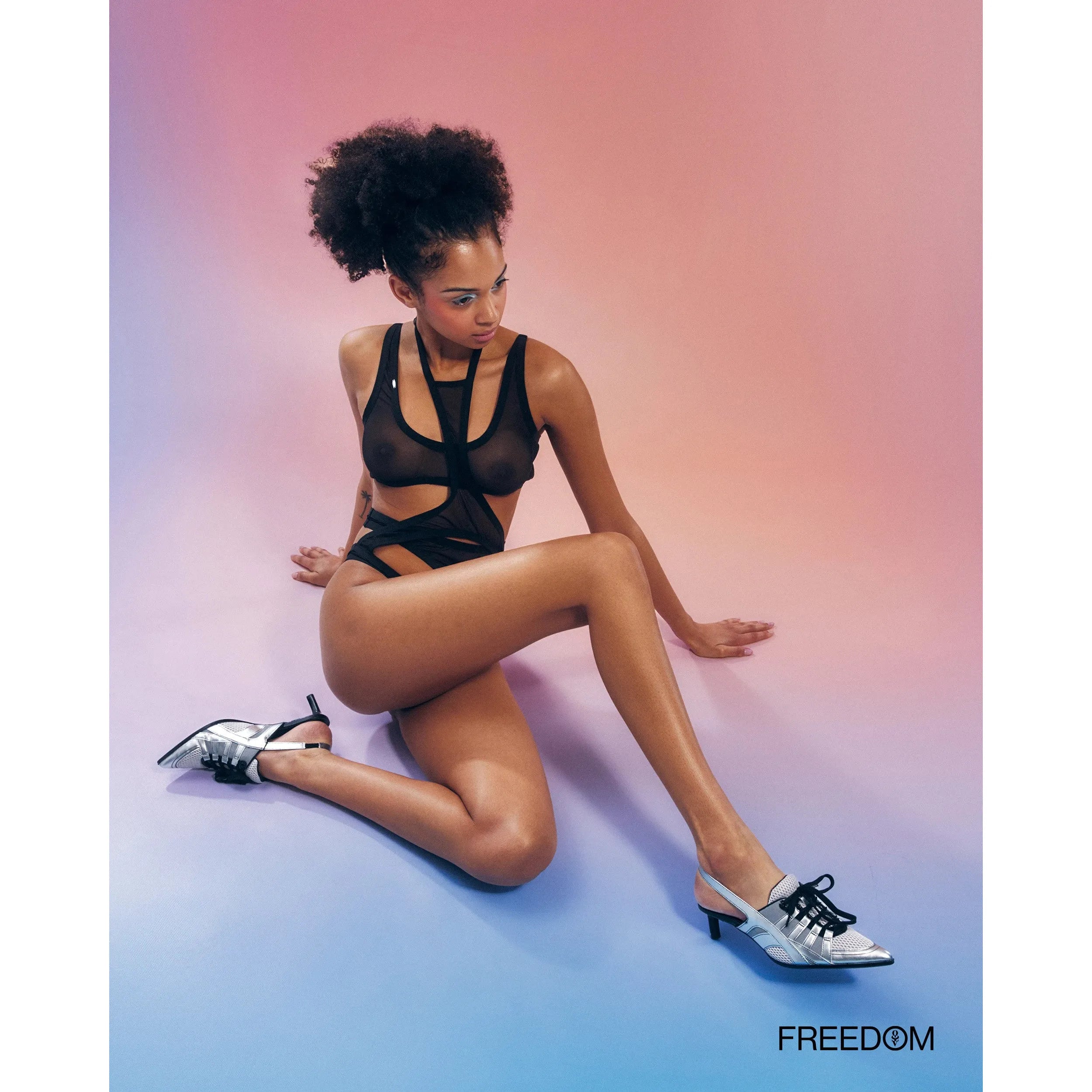 Mercuris body noir maille transparente découpes géométriques ajustable hypoallergénique élégance audacieuse
