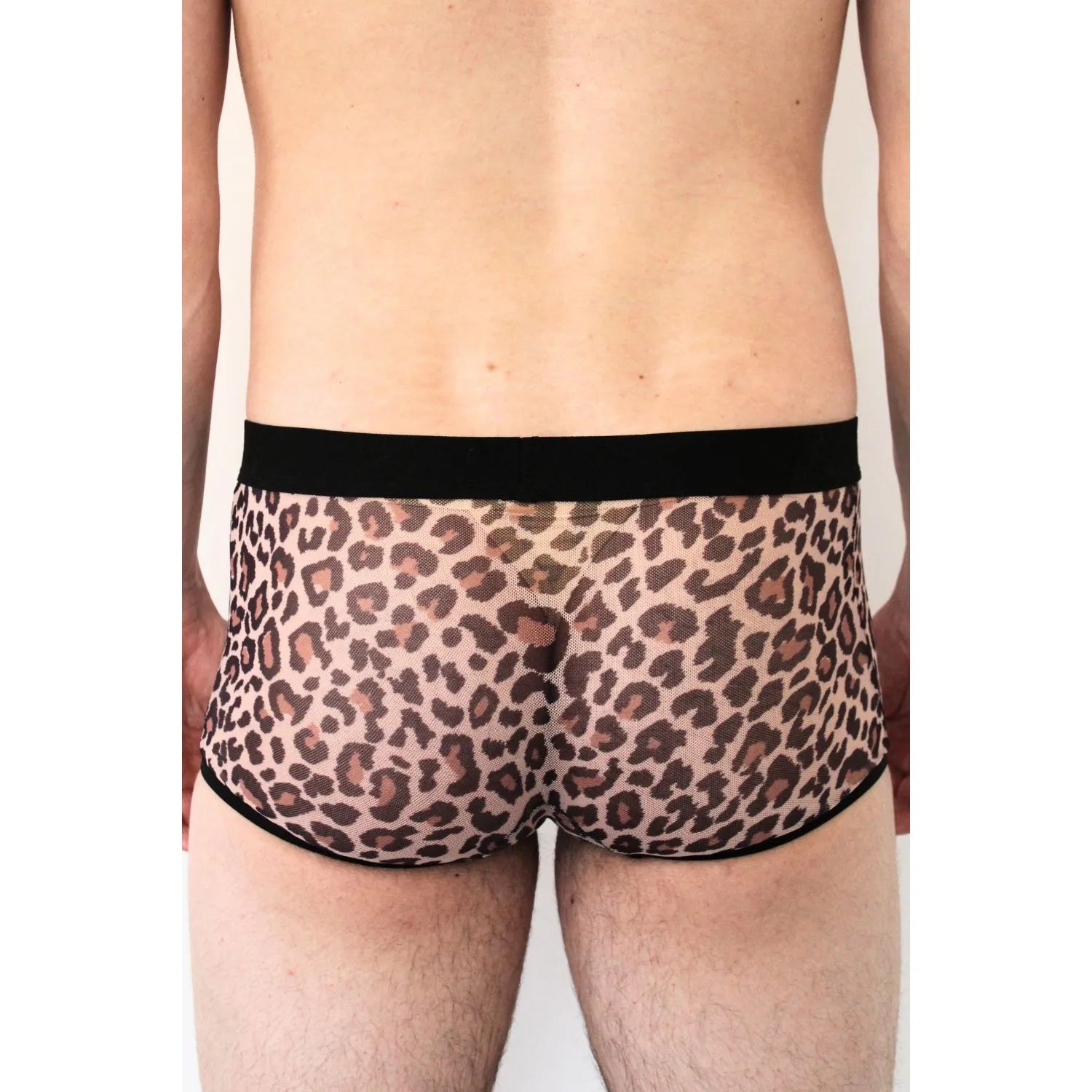 Boxer résille transparent léopard, confortable et sexy, valorisant la silhouette masculine avec style urbain et audacieux.