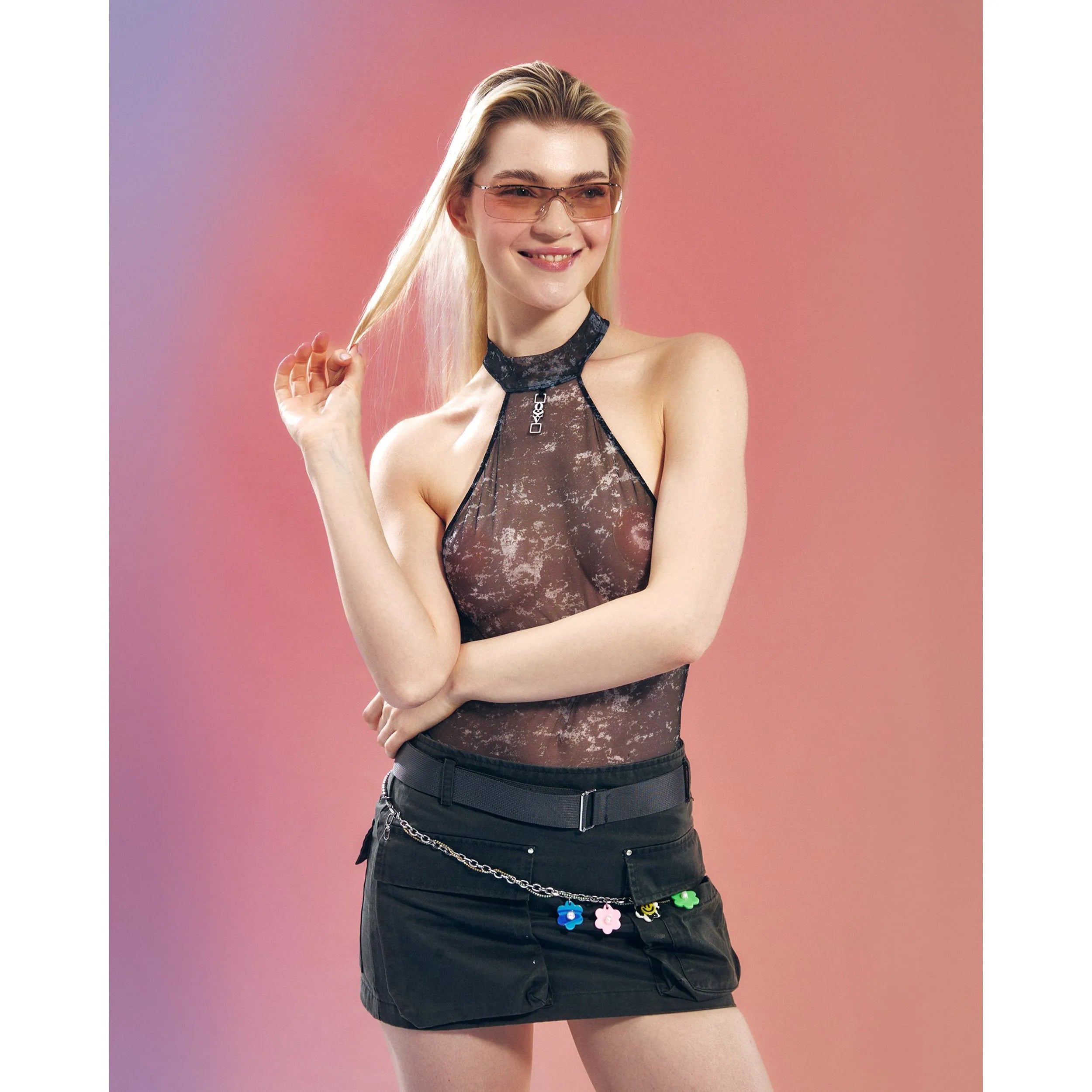 Body transparent noir col court avec pendentif argent, maille élastique, design audacieux, silhouette élégante.