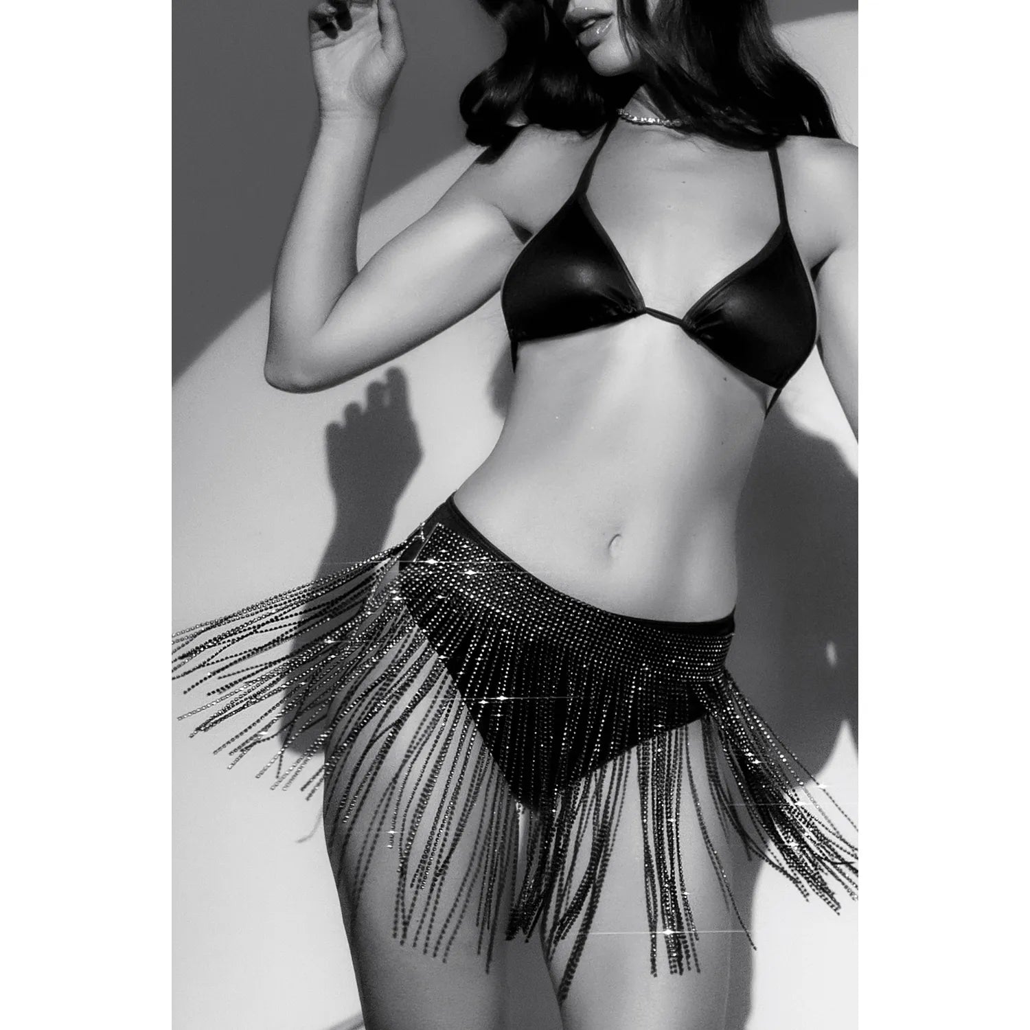 Ceinture jupe Mapalé noire à franges strass scintillants, tenue élégante pour soirée, allure glamour et sophistiquée.