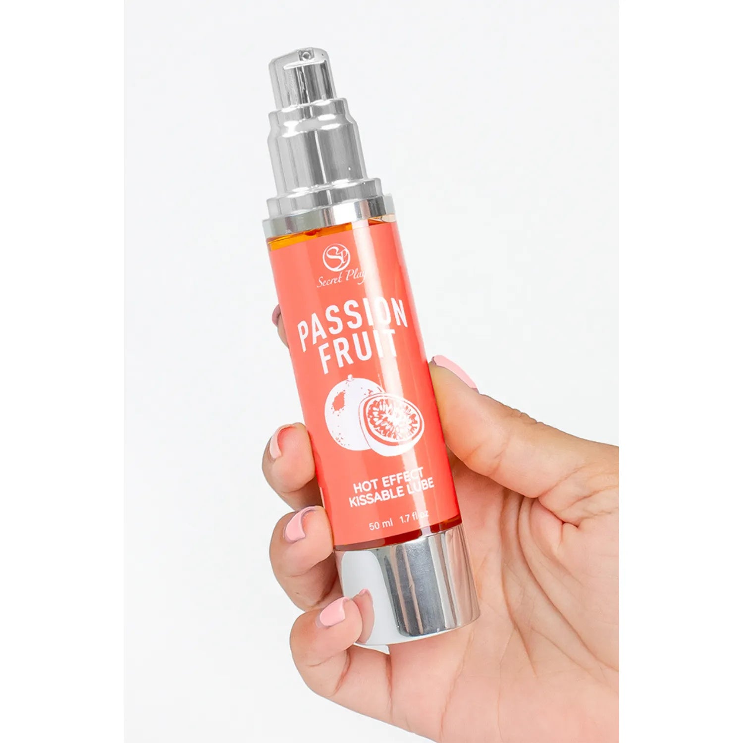 Flacon orange de lubrifiant et huile de massage chauffante fruit de la passion, tenue en main, avec pompe argentée.
