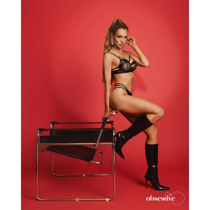 Ensemble lingerie femme imitation cuir noir, soutien-gorge à armatures et string en maille, élégant et sexy.