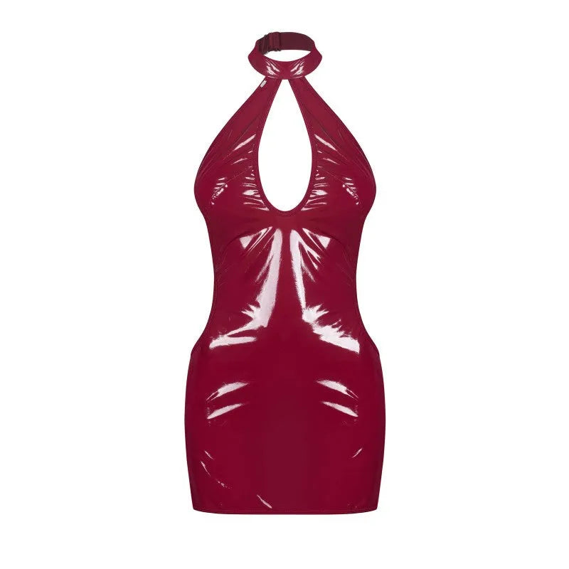 Robe rouge glossy décolleté ajustable tissu brillant séduisante