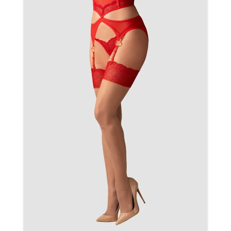 Bas nude avec dentelle rouge, extensibles, élégants, portés avec jarretière, ajoutant une touche glamour et sophistiquée.