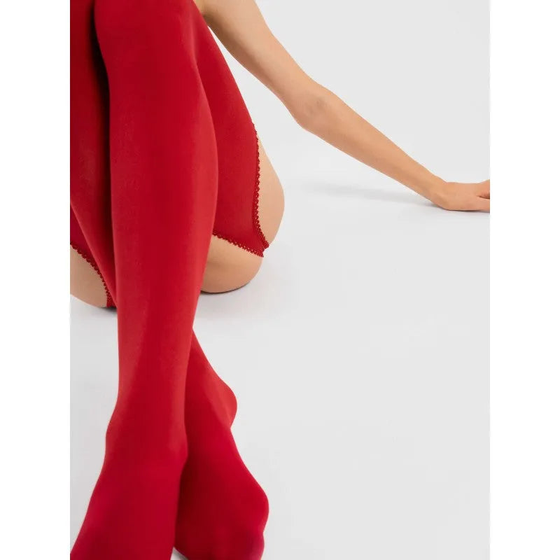 Bas jarretelles rouges sexy avec ouverture cuisses, design élégant, 82% polyamide, 16% élasthanne.