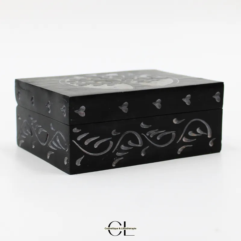Boîte à bijoux rectangle en pierre saponite noire avec motif Arbre de Vie gravé, 10cm, élégante et sculptée.