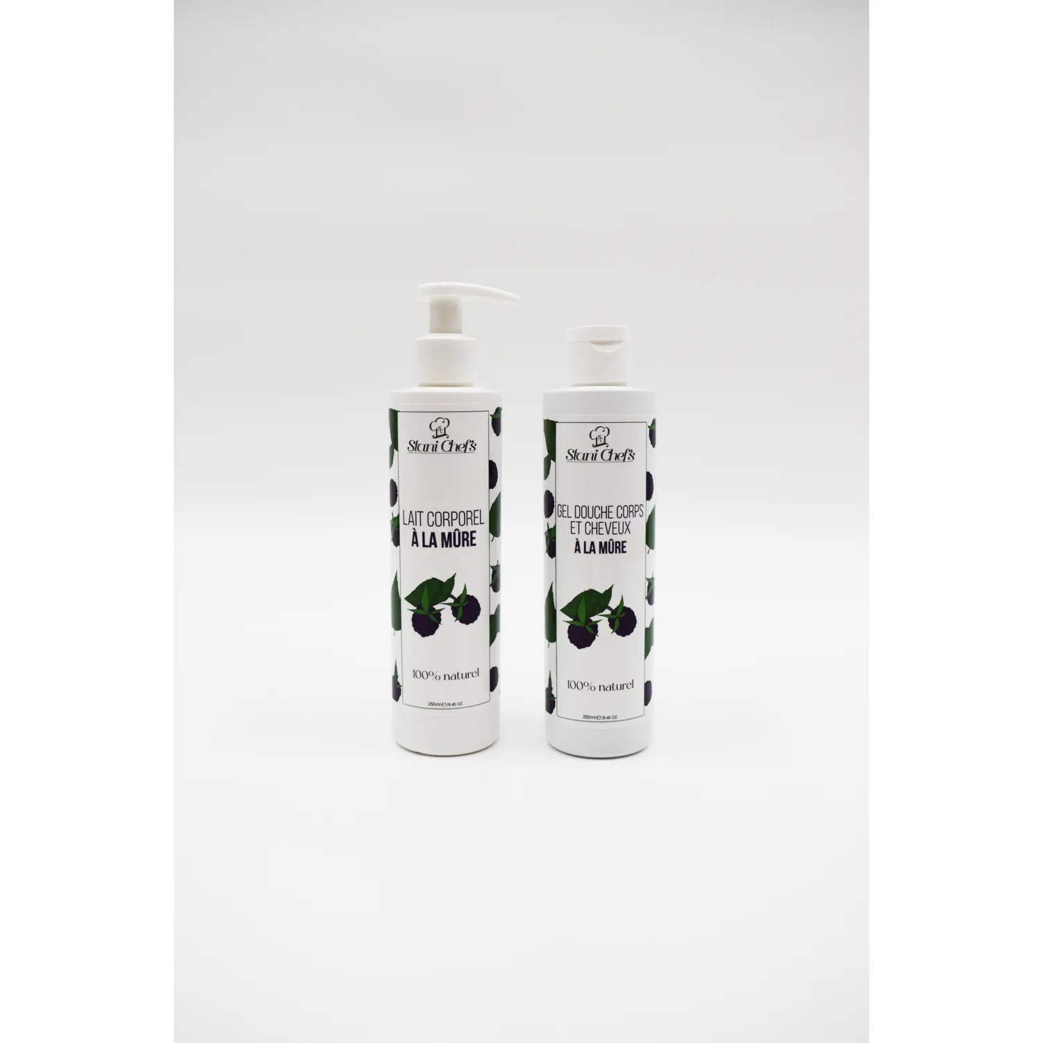 Flacon de gel douche et shampoing 2 en 1 à la mûre, 250ml, étiquette blanche et violette, bouchon à clapet.