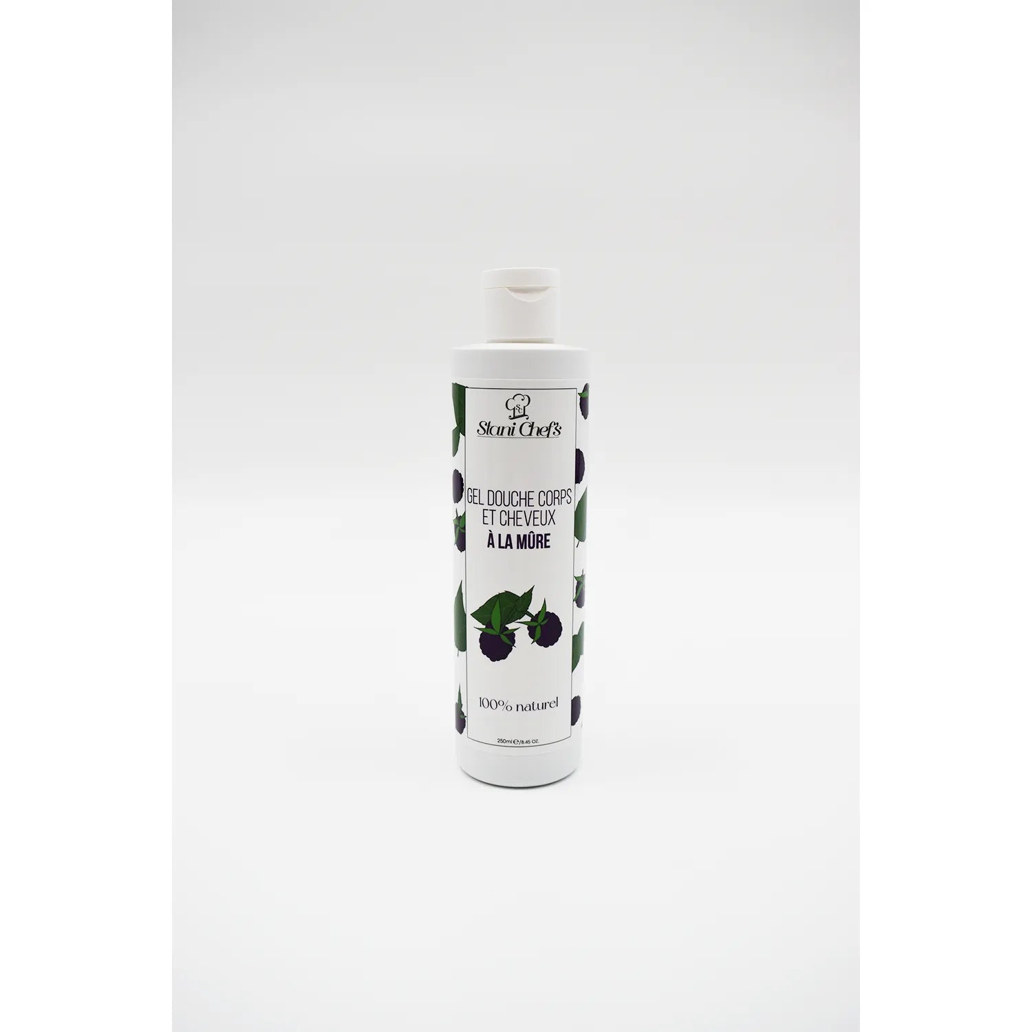 Flacon blanc de gel douche et shampoing 2 en 1 à la mûre, 250ml, avec motifs de mûres et bouchon blanc.