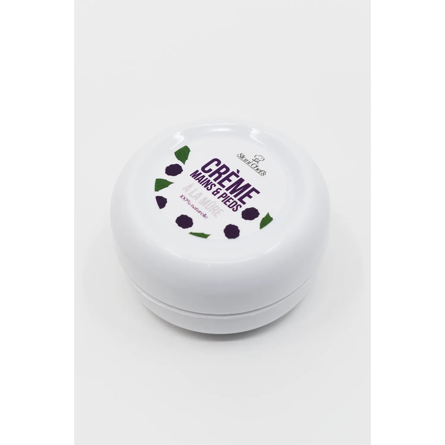 Crème hydratante mains pieds mûre, pot blanc rond, étiquette violette, enrichie en vitamines E et omégas anti-âge.