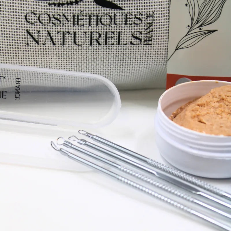 Coffret soin anti-imperfections avec gommage visage pêche, outils d'extraction, et emballage naturel élégant.
