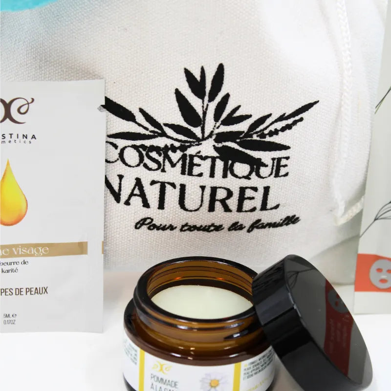 Coffret découverte visage pour peau sensible, contenant pommade à la camomille, en pot et sachet, sur fond neutre.