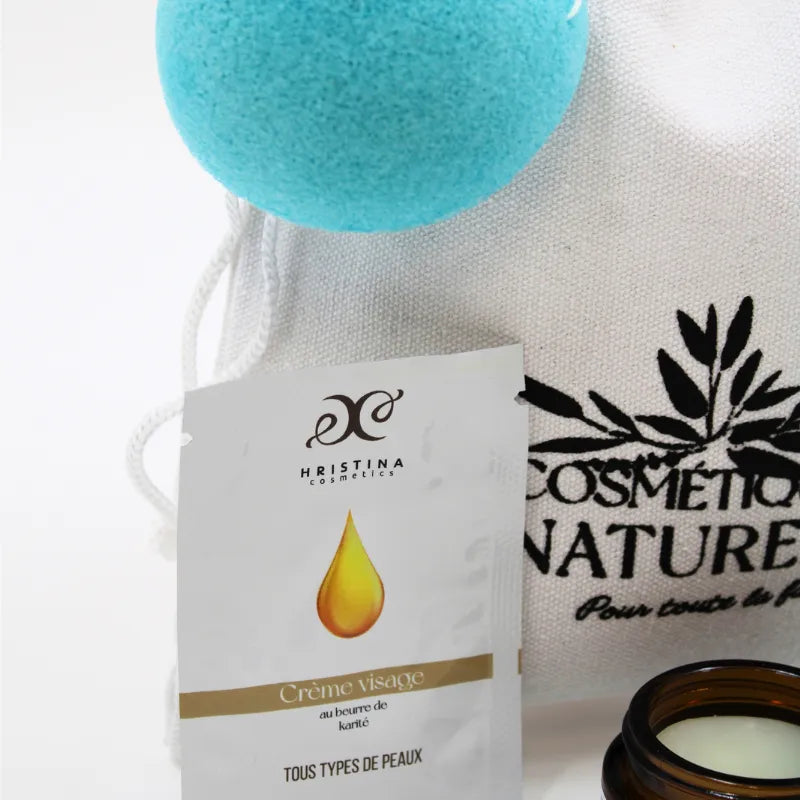 Coffret soin visage peau sensible avec pommade camomille, crème hydratante, accessoires, fond blanc.