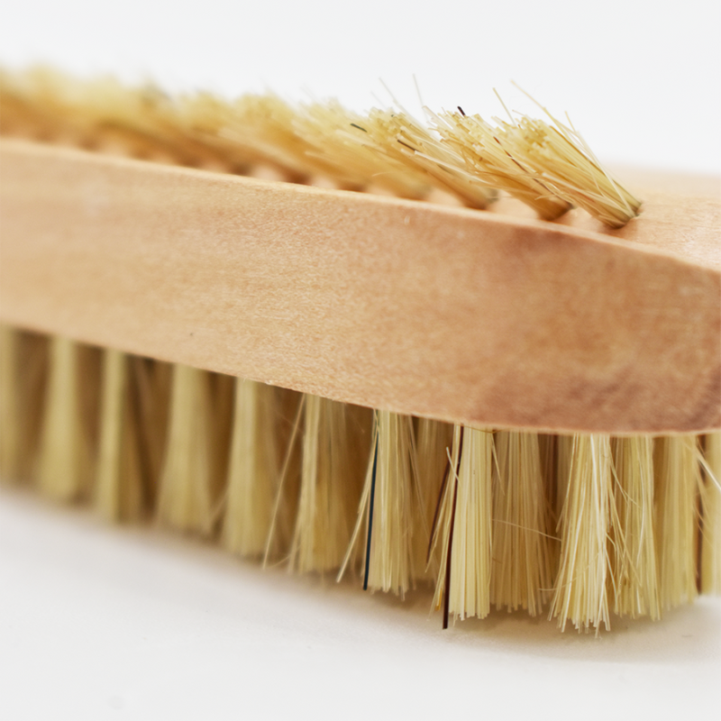 Brosse à ongles en bois à deux faces, poils résistants pour nettoyage efficace des ongles, vue en gros plan.