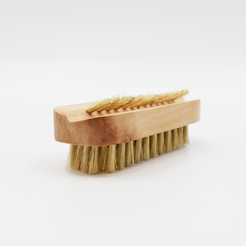 Brosse à ongles en bois à deux faces, poils résistants pour nettoyage efficace des ongles et peau environnante.