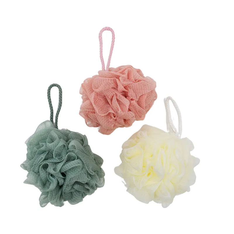 Fleur de douche exfoliante beige en maille synthétique avec mousse riche, forme ronde et boucle de suspension.