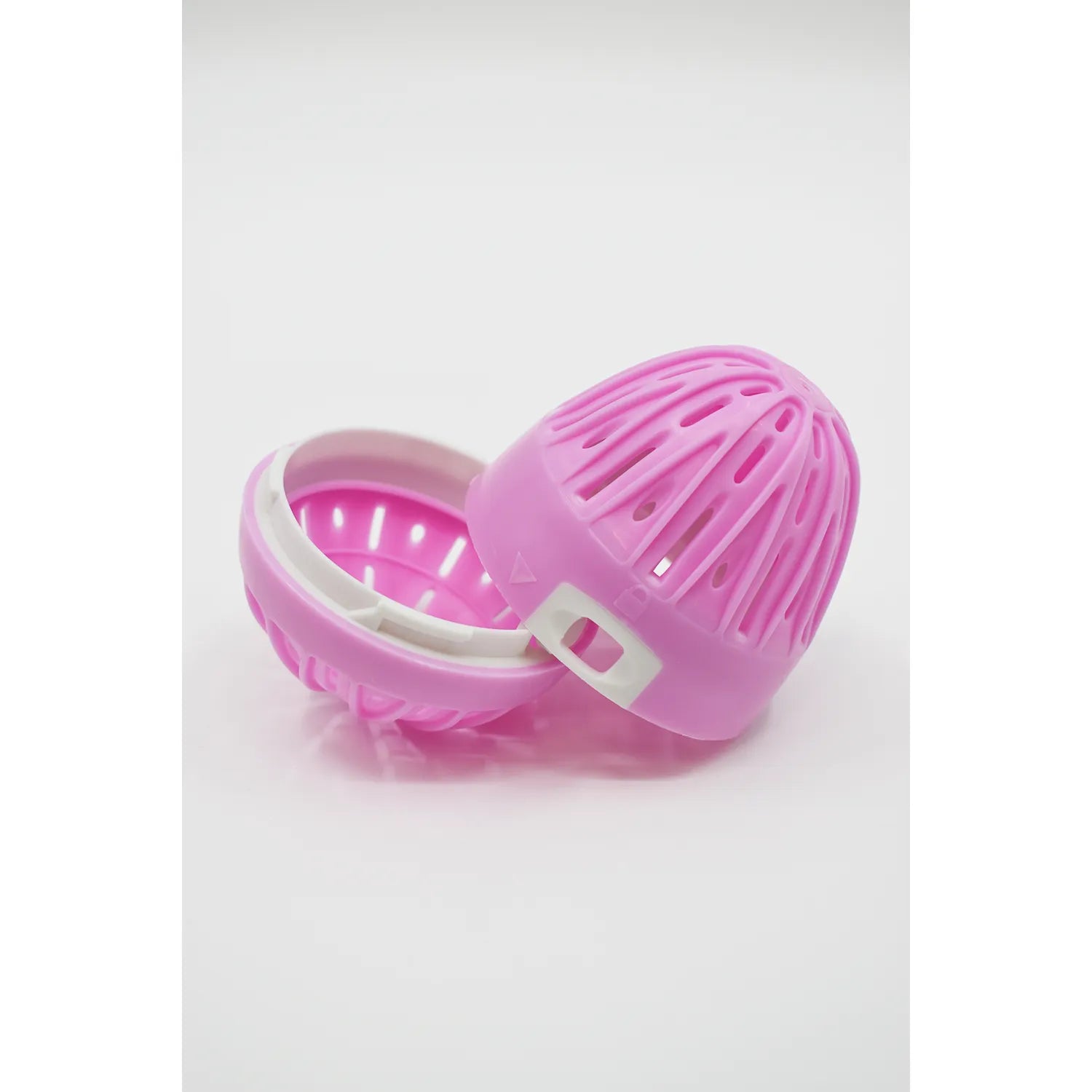 Boule de lavage rose ouverte, design perforé, écologique, avec recharge senteur printanière pour machine à laver.