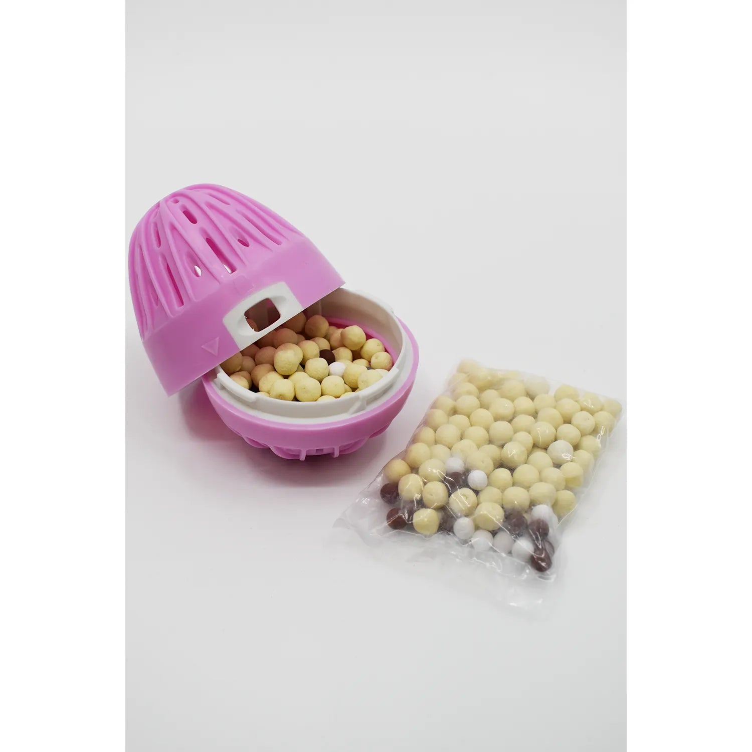 Boule de lavage rose ouverte avec billes de recharge senteur printanière, écologique et hypoallergénique.