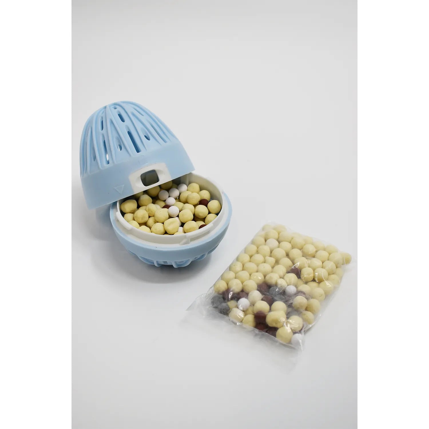 Boule de lavage bleue ouverte avec billes de recharge, écologique et hypoallergénique, sans produits chimiques.