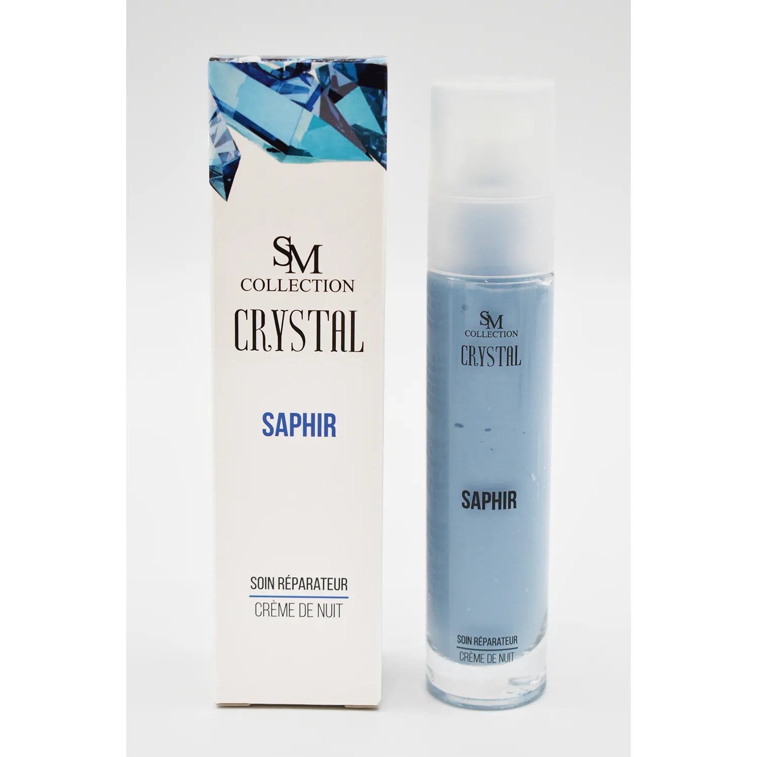 Flacon bleu de crème de nuit au saphir naturel, packaging élégant, soin raffermissant pour peaux mixtes à grasses.