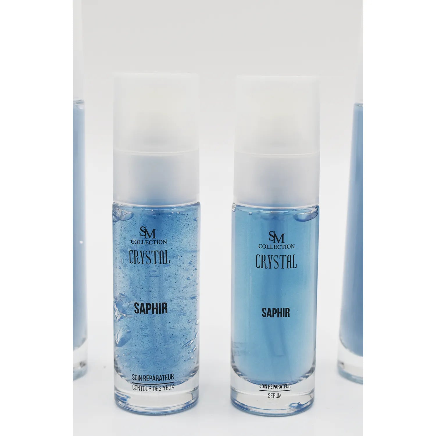 Flacon bleu de crème jour poudre saphir naturelle, 50ml, pour peaux mixtes acnéiques, fond blanc, bouchon transparent.