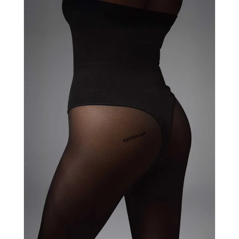 Collants noirs semi-transparents avec lettrage attrape-moi et ceinture confortable, élégance et mystère assurés.