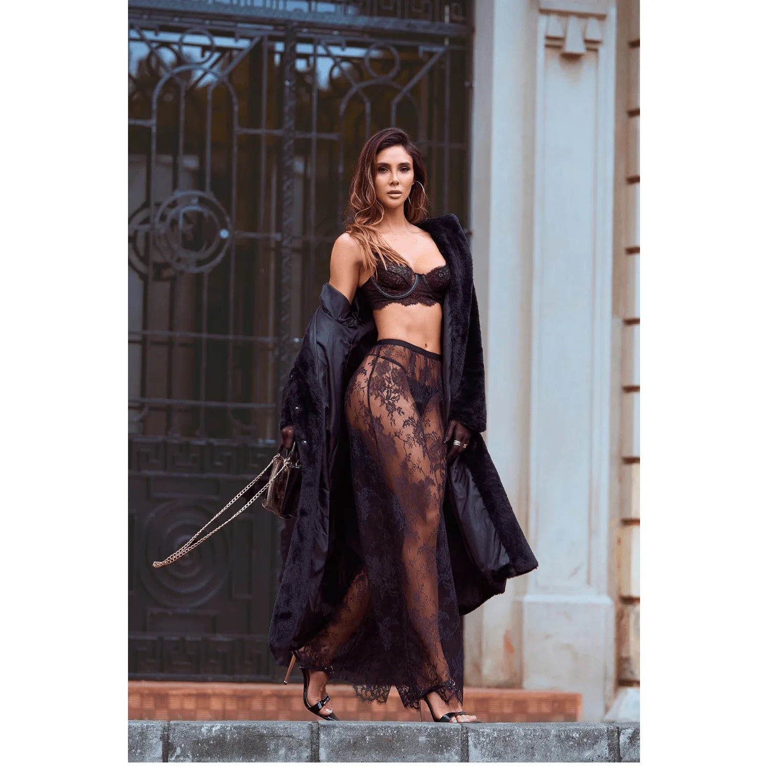 Ensemble lingerie dentelle noire 3 pièces, soutien-gorge à armatures, pantalon transparent floral, élégant et raffiné.