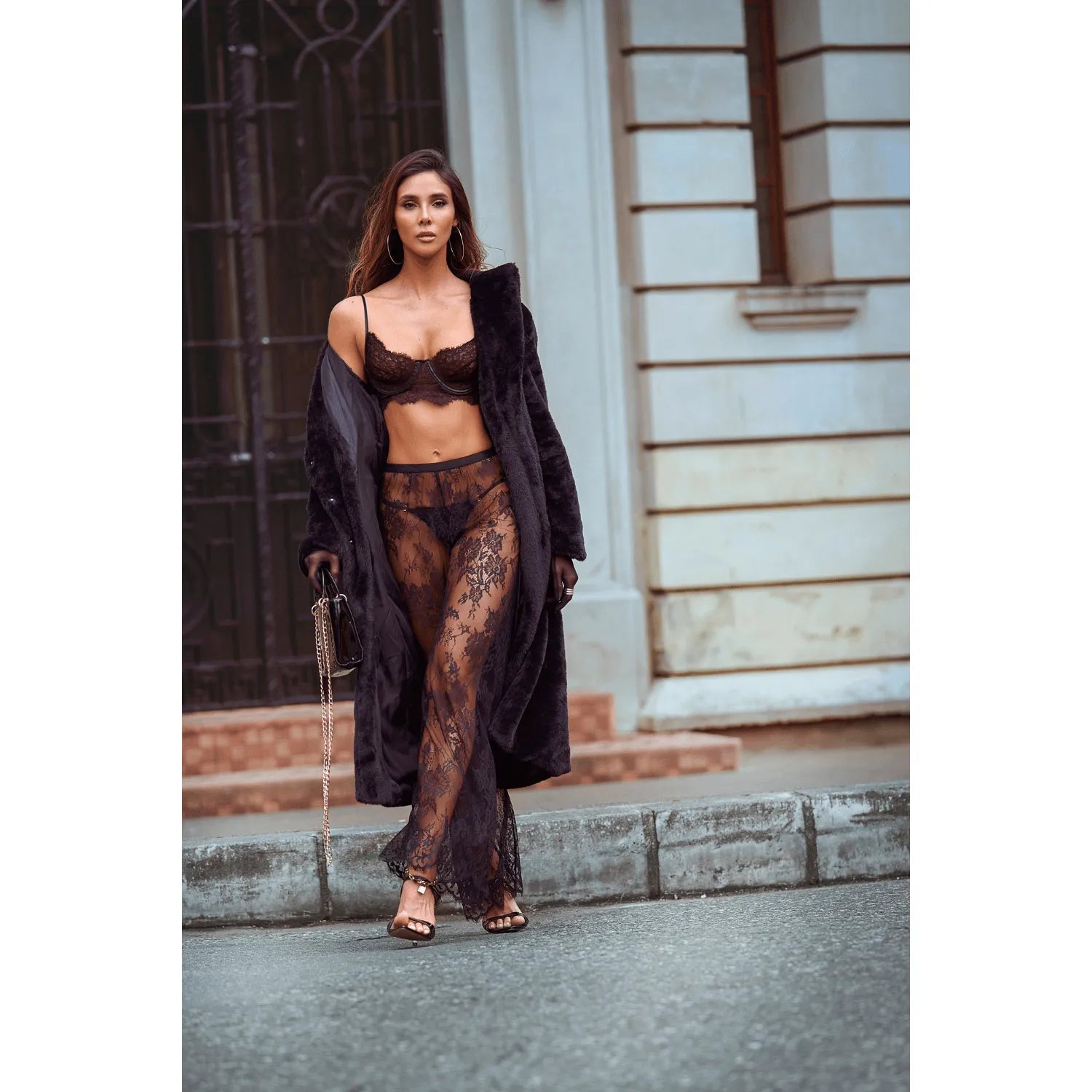 Ensemble 3 pièces en dentelle noire avec soutien-gorge à armatures et pantalon transparent, élégant et raffiné.