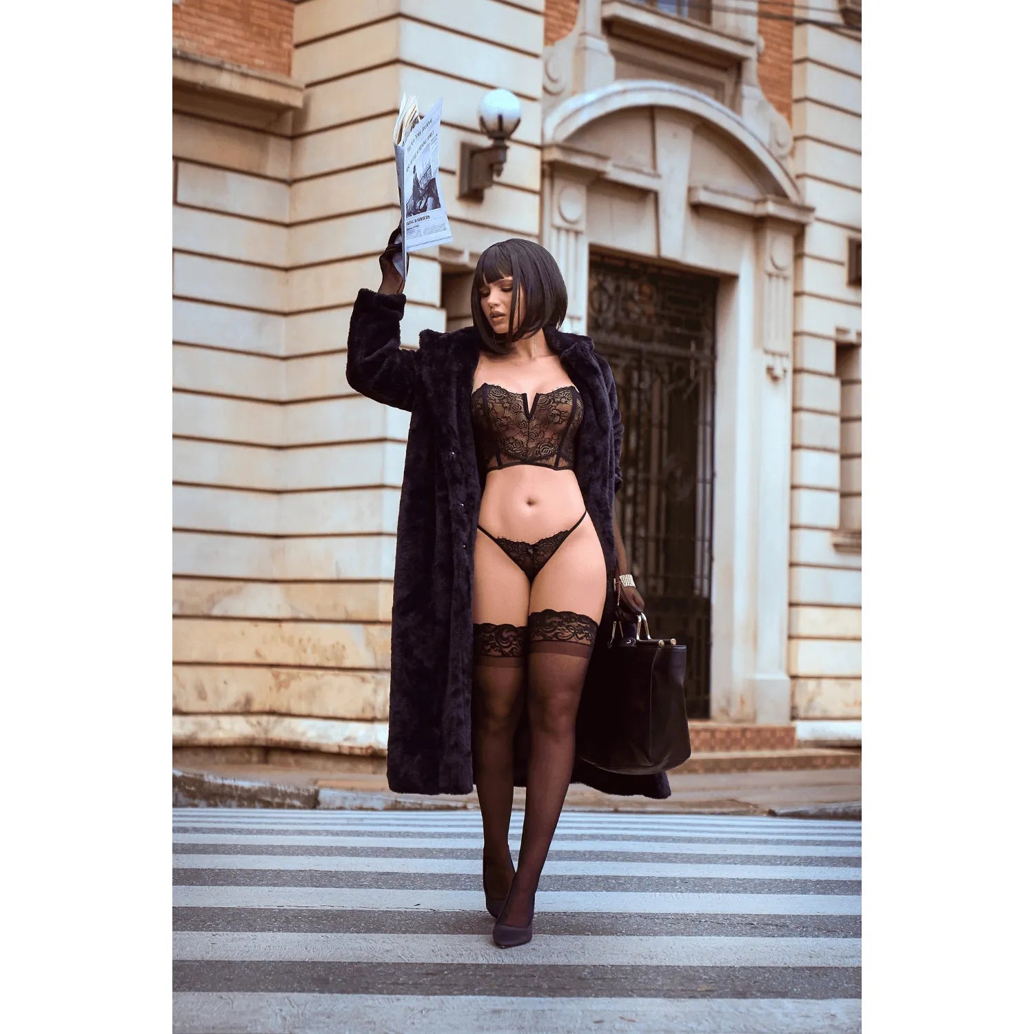 Ensemble bustier en dentelle noire et string, sans bretelles, dentelle florale, résille, encoche en V, extérieur urbain.