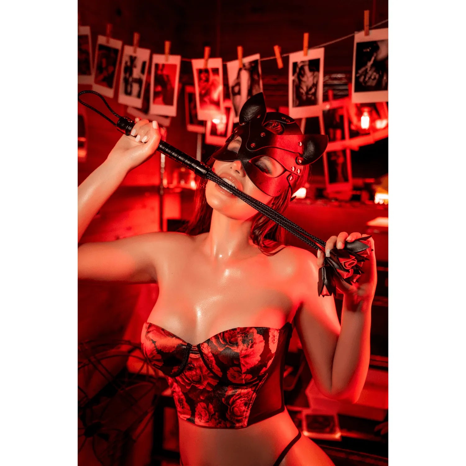 Ensemble lingerie noir et rouge avec corset floral sans bretelles et string, résille transparente, laçage satiné au dos.