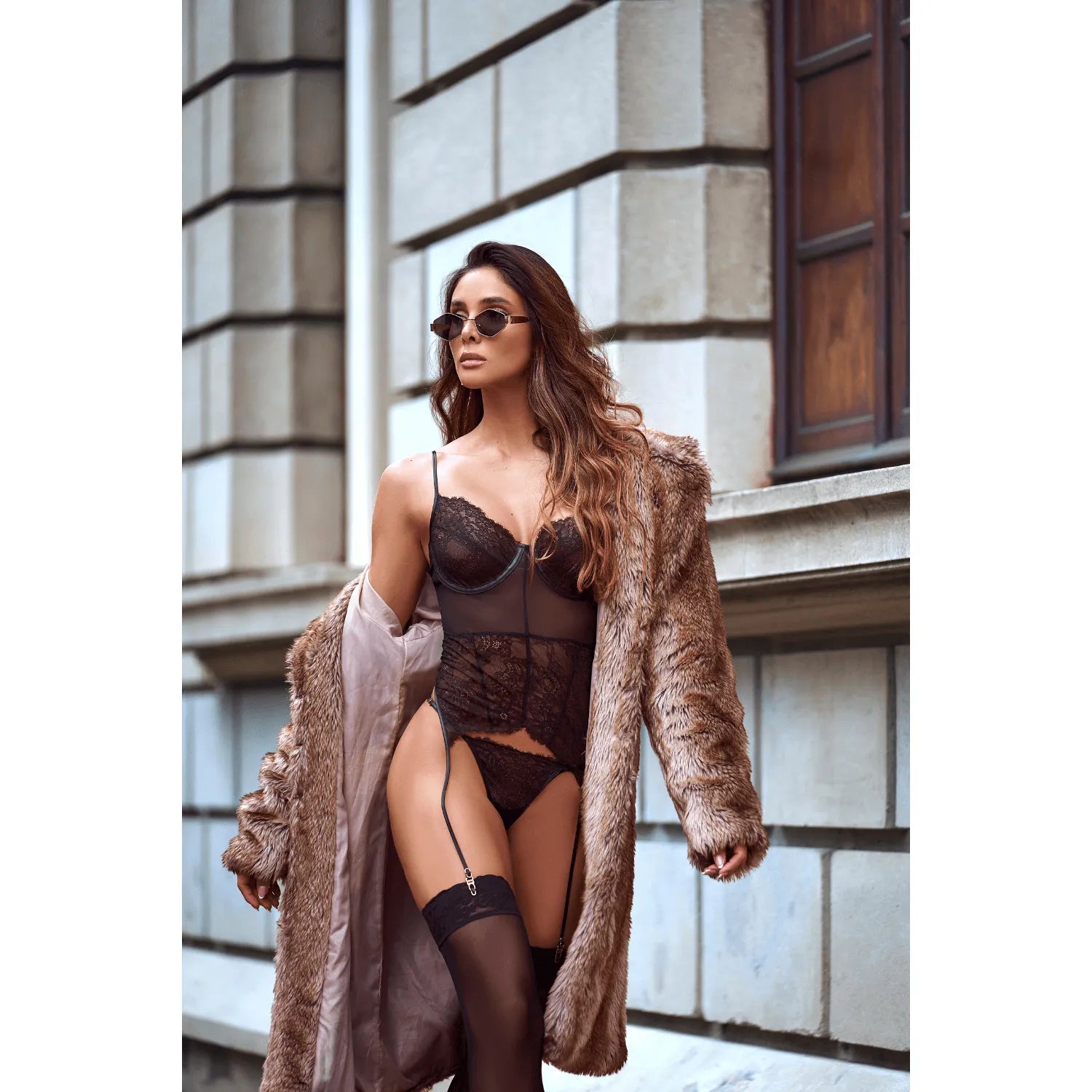 Ensemble lingerie noir Mapalé avec bustier transparent à armatures, dentelle, jarretelles réglables et string assorti.