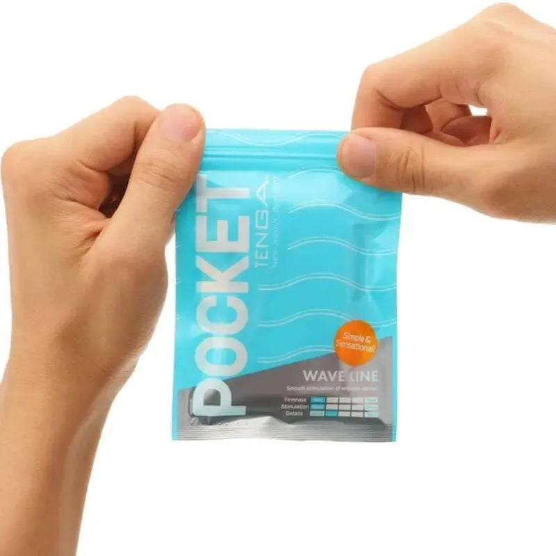 Accessoire adulte jetable bleu, ultra extensible, dans un emballage refermable, idéal pour confort et praticité.