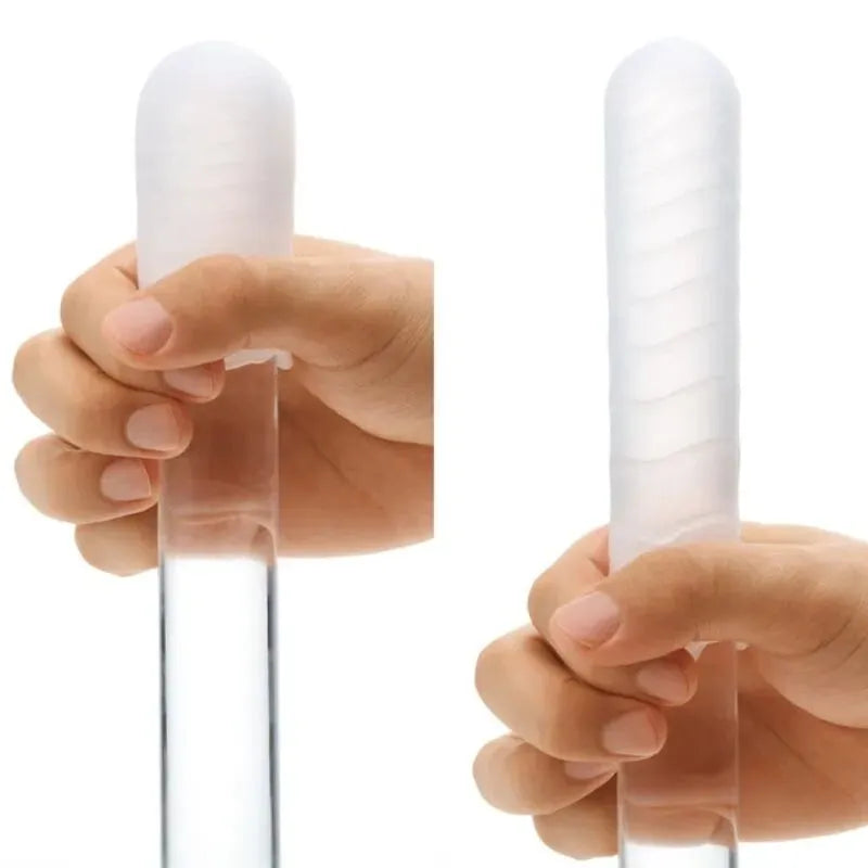 Accessoire adulte jetable blanc ultra extensible, forme cylindrique, texture lisse, tenu par une main, confort optimal.