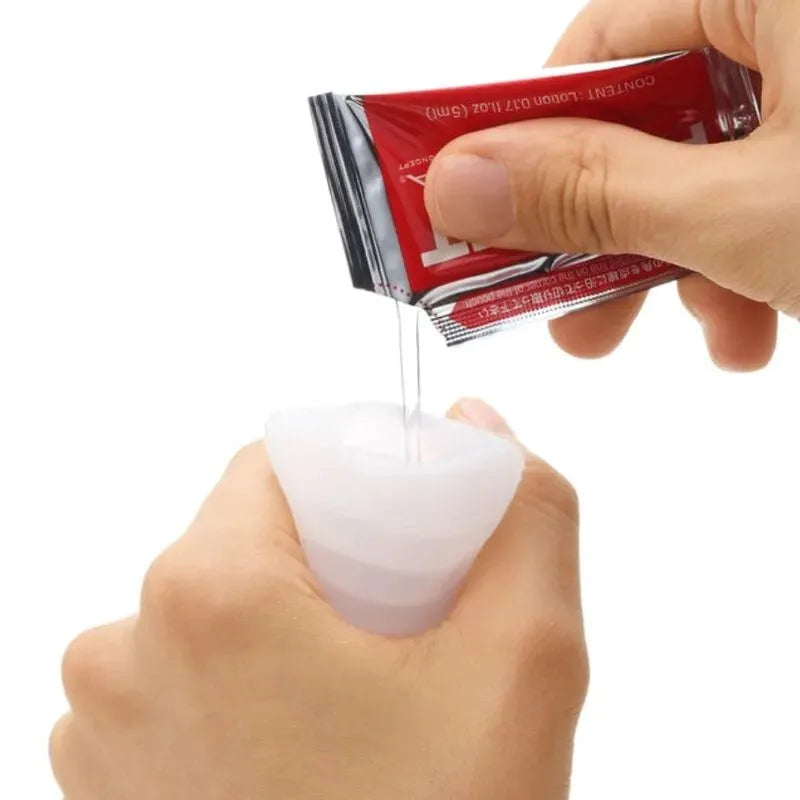 Accessoire adulte blanc ultra extensible avec lotion, en cours d'application, pour confort optimal et usage pratique.