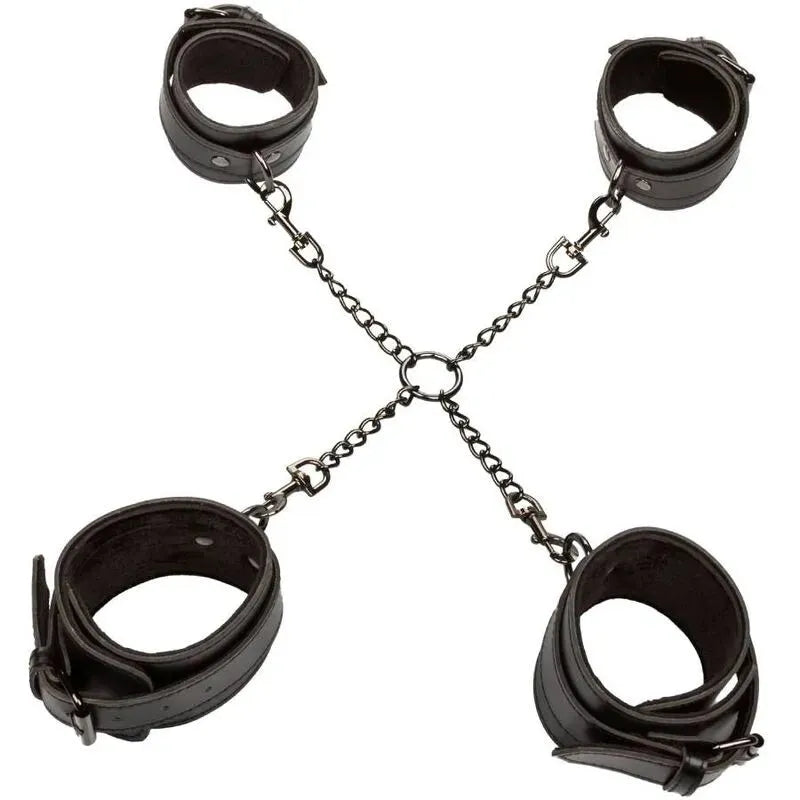 Accessoire BDSM en cuir végétalien noir avec quatre menottes réglables reliées par un connecteur en chaîne robuste.