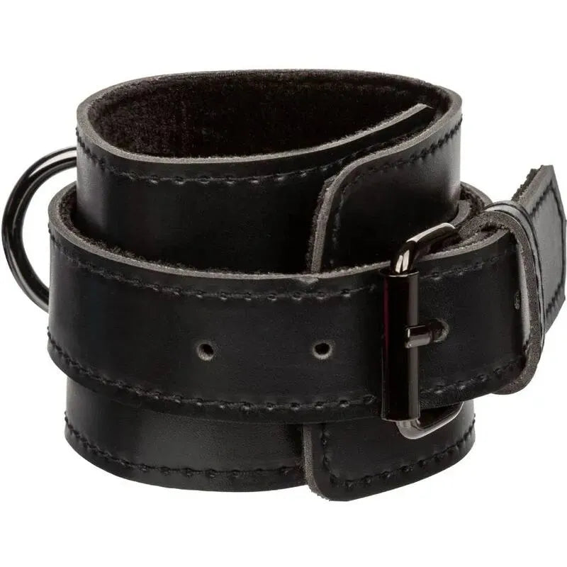 Accessoire BDSM en cuir végétalien noir avec intérieur velours, menottes réglables et connecteur robuste pour bondage.